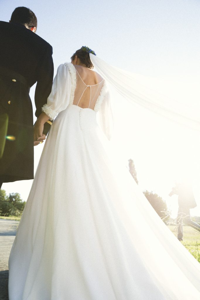hombre y mujer vestidos de novios fotografia en Pontevedra, Marín, Galicia
